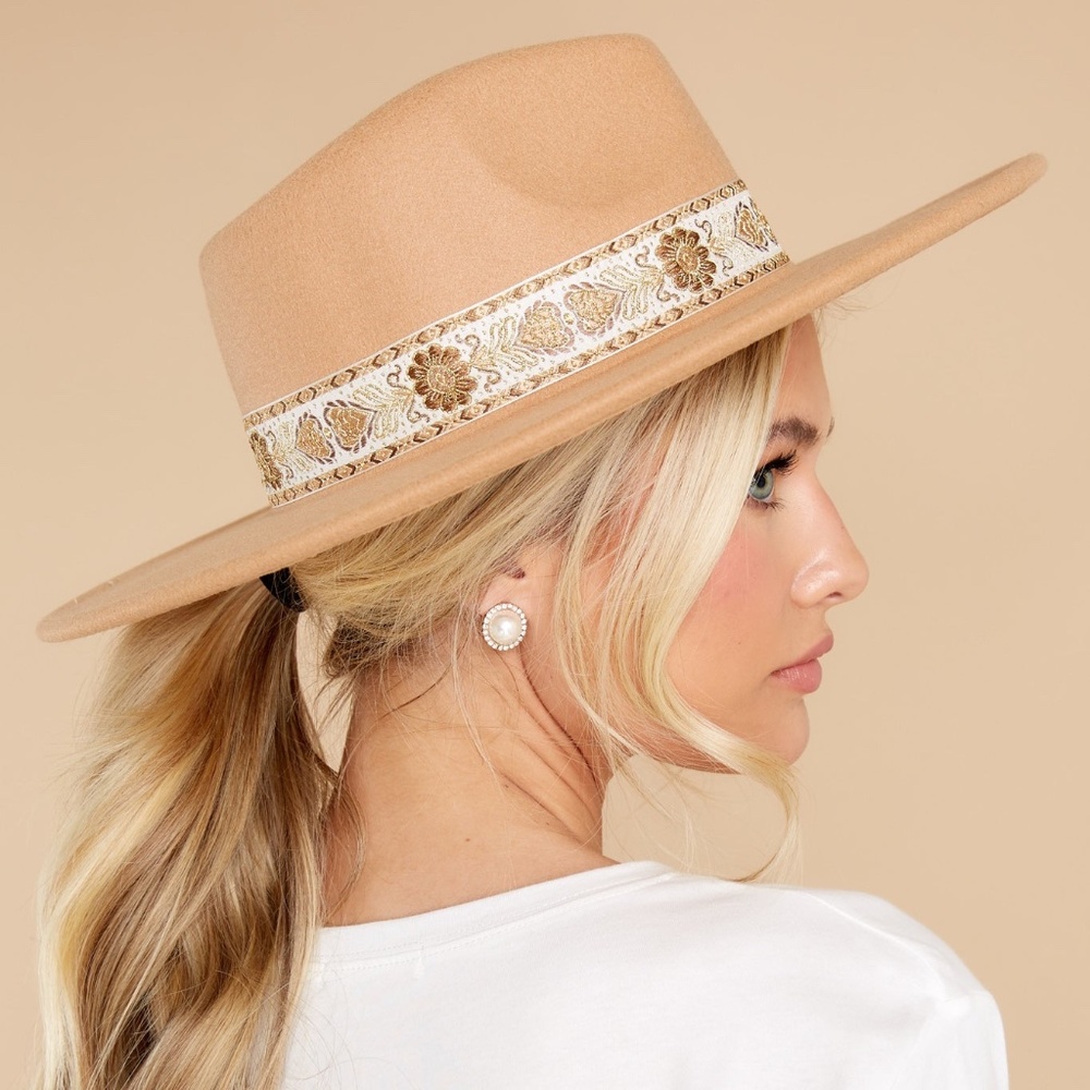 NWT Look Who's Trending Light Tan Hat